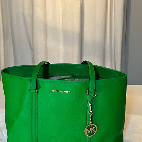 MICHAEL KORS - Vibrant Green Tote - Picture 10 of 16